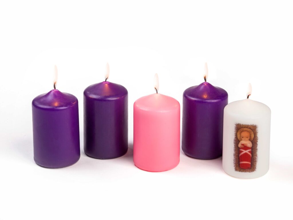 Adventskaarsen kindje jezus lr scaled 1