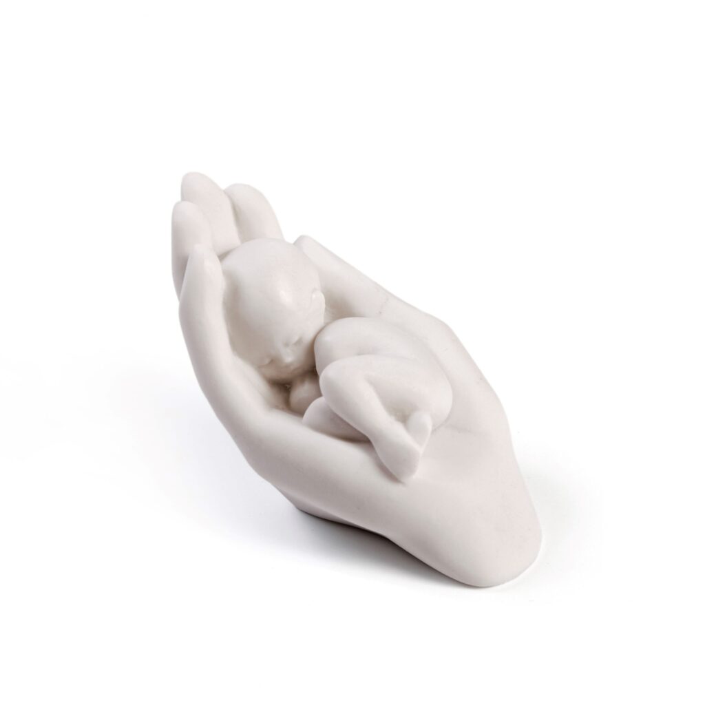 Kindje geborgen in een hand LR scaled 1