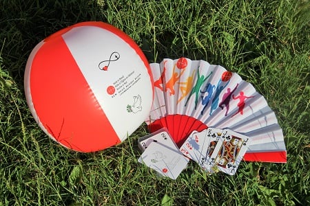 Kit de vacances (jeu de cartes, ballon de plage et éventail) 1 Kit de vacances (jeu de cartes, ballon de plage et éventail)