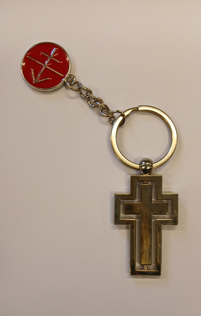 Porte-clé aide à l'église en détresse 4 Sleutelhanger metalen kruis kin