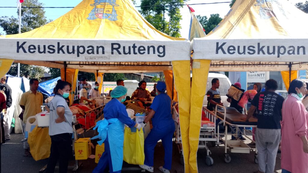 Séisme à flores, indonésie : la communauté catholique en deuil et solidaire 1 Photo – caritas of the diocese of ruteng establishes a disaster relief service post in front of the ruteng regional general hospital rsud east nusa tenggara