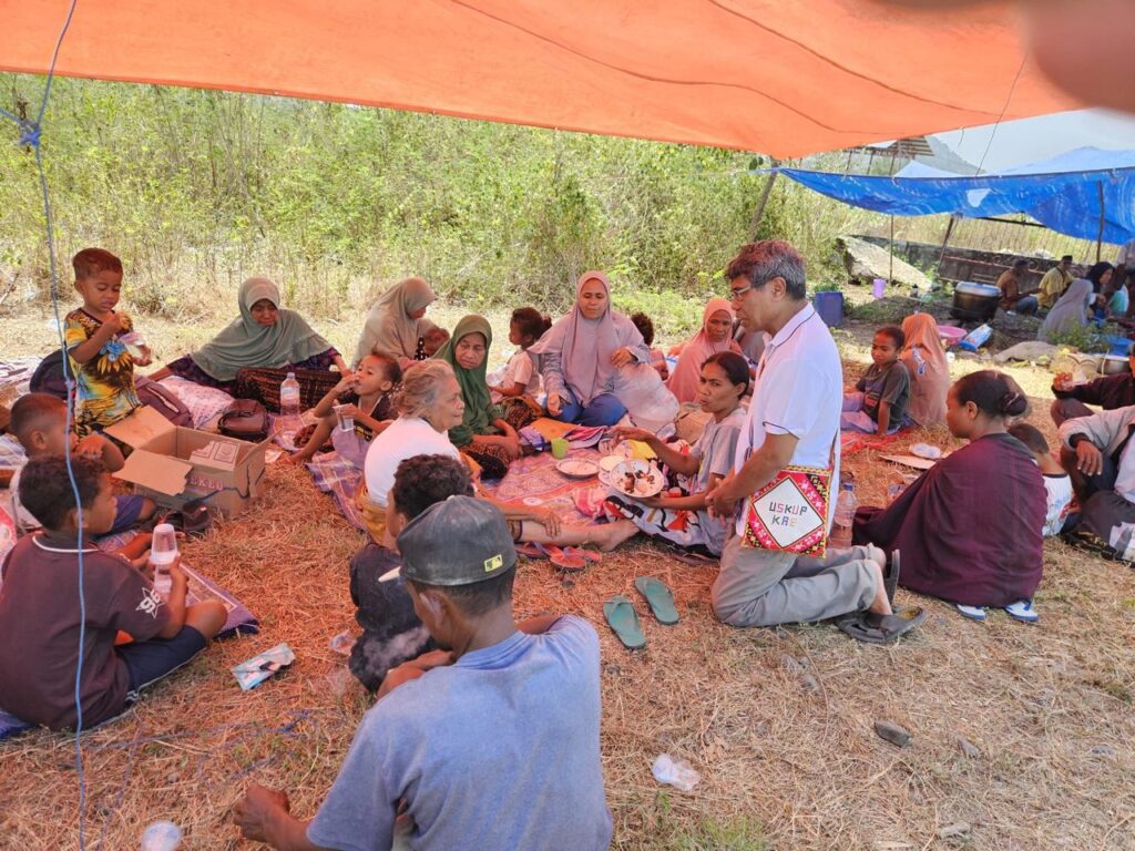 Séisme à flores, indonésie : la communauté catholique en deuil et solidaire 2 Photo – the archbishop of ende visits an evacuation site for earthquake affected residents in nagekeo regency east nusa tenggara