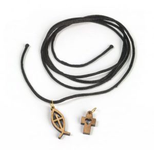 Chaîne avec deux pendentifs : croix et poisson