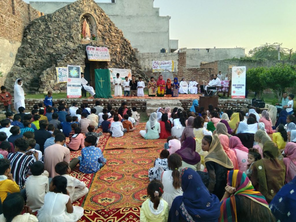 Enfants de la paroisse de Chak Jhumra, Pakistan