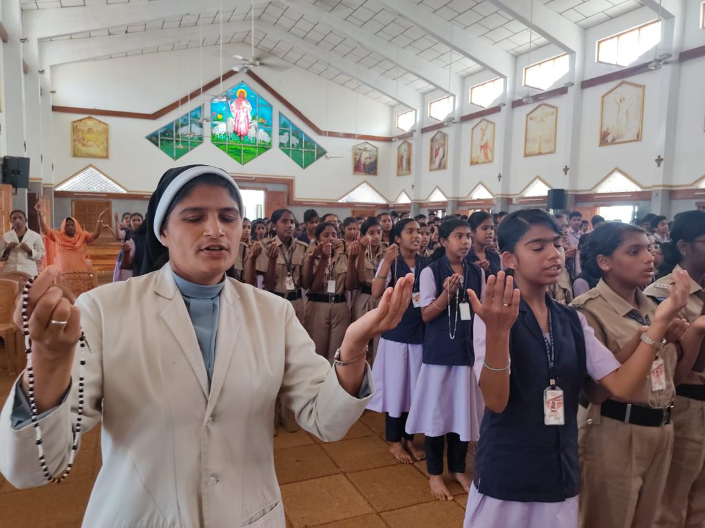 Des enfants prient le Rosaire, Inde