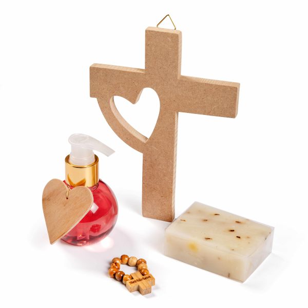 Ensemble cadeau : croix avec un coeur, dizainier, savon et gel douche
